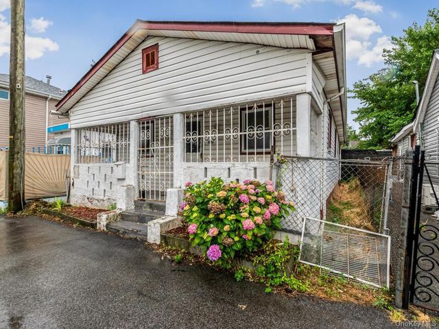 901 Harding Park, Bronx, NY 10473