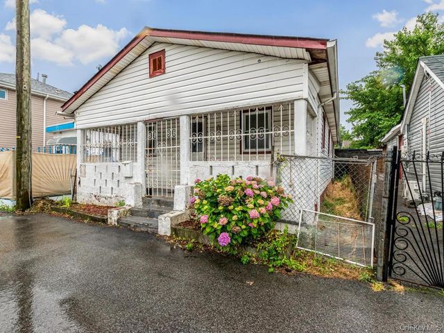 901 Harding Park, Bronx, NY 10473