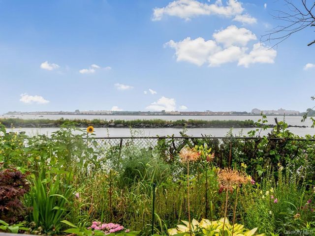 901 Harding Park, Bronx, NY 10473