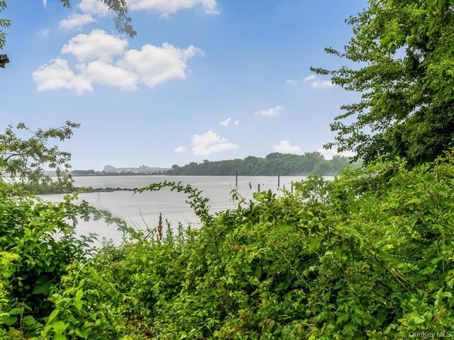 901 Harding Park, Bronx, NY 10473