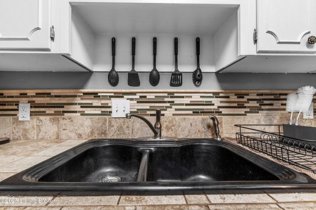 1935 Gardiner Ln APT B27, Louisville, KY 40205