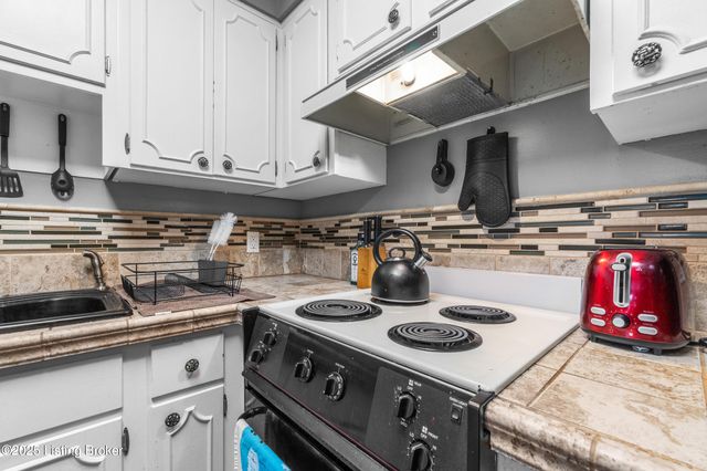 1935 Gardiner Ln APT B27, Louisville, KY 40205