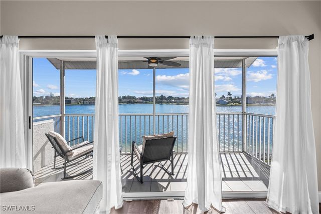 541 Windsor SQ, Naples, FL 34104