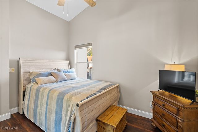 541 Windsor SQ, Naples, FL 34104