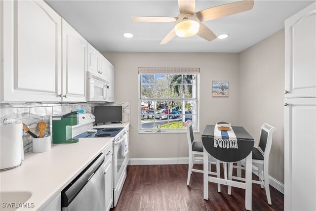 541 Windsor SQ, Naples, FL 34104