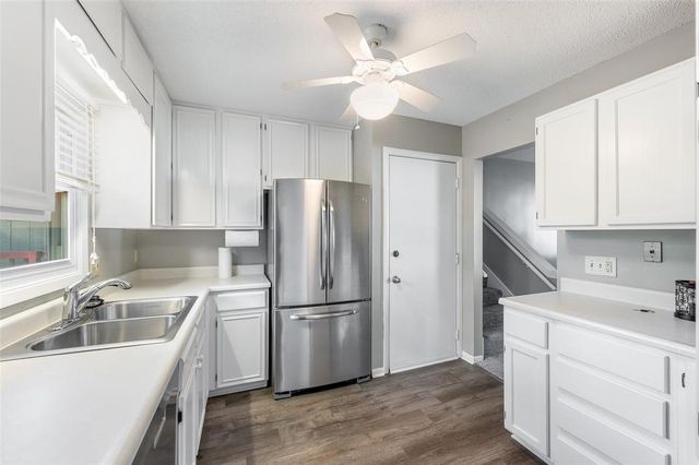 717 Heatherwood Drive, West Des Moines, IA 50265