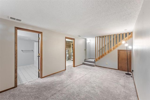 717 Heatherwood Drive, West Des Moines, IA 50265