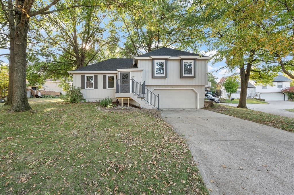 717 Heatherwood Drive, West Des Moines, IA 50265