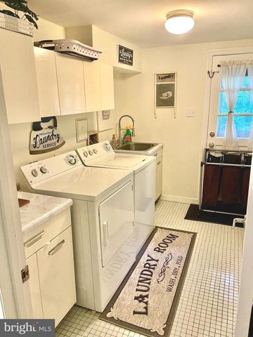 1036 CARPER ST, Mclean, VA 22101
