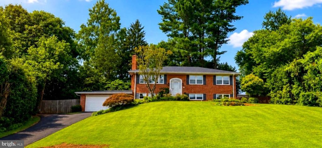 1036 CARPER ST, Mclean, VA 22101