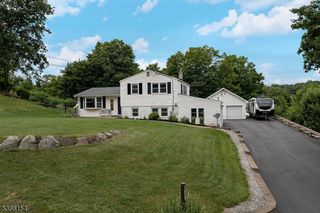 105 Rolling Acres Dr, Hampton Twp., NJ 07860