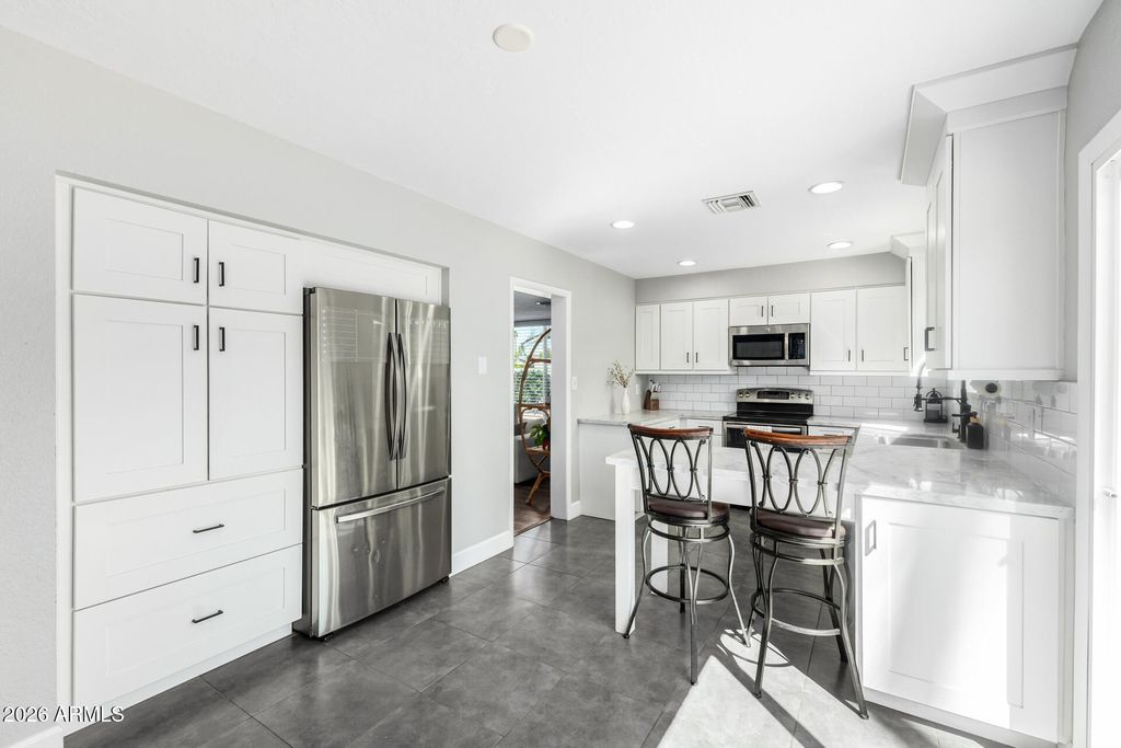 Image 16 of property listing at 1727 S SYCAMORE --, Mesa, AZ 85202