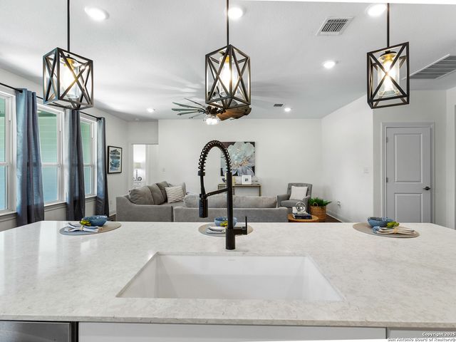 125 Slenderleaf, Marble Falls, TX 78654