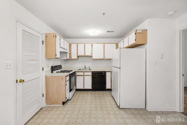 107 Prestwick Way, Edison, NJ 08820