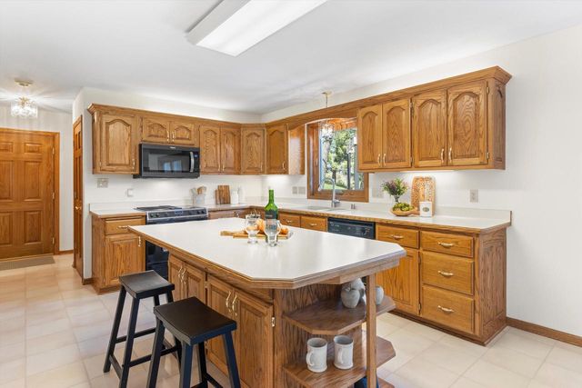 S86W32230 Elias COURT, Mukwonago, WI 53149