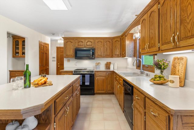 S86W32230 Elias COURT, Mukwonago, WI 53149