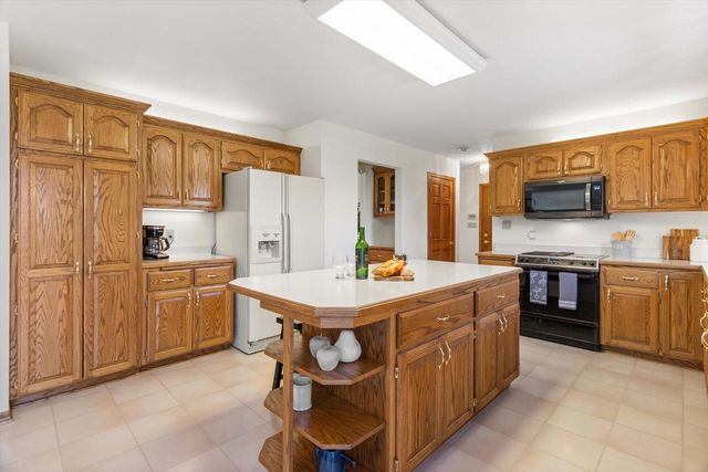 S86W32230 Elias COURT, Mukwonago, WI 53149