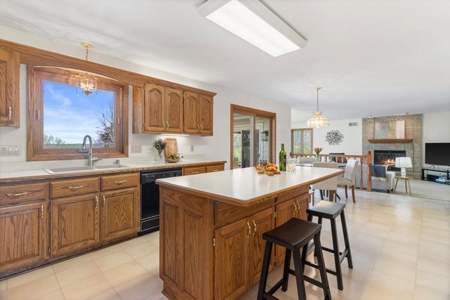 S86W32230 Elias COURT, Mukwonago, WI 53149