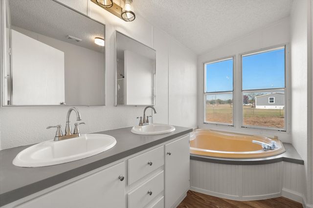 142 SE County Road 3144, Corsicana, TX 75109