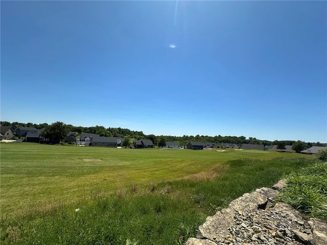 2001 Blackthorne Dr, Jeannette, PA 15644