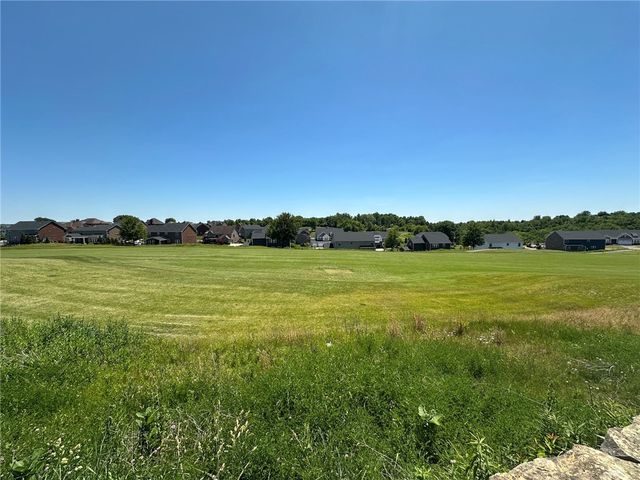 2001 Blackthorne Dr, Jeannette, PA 15644