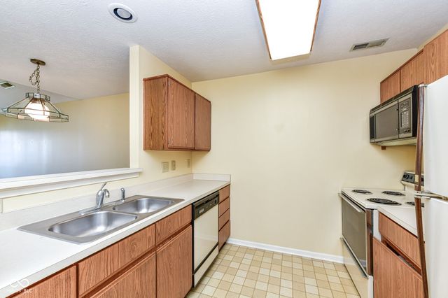 7238 Harbour Isle, Indianapolis, IN 46240