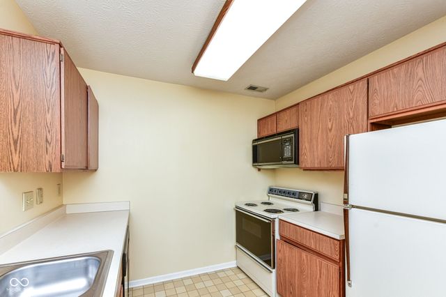 7238 Harbour Isle, Indianapolis, IN 46240