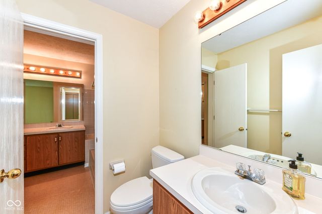 7238 Harbour Isle, Indianapolis, IN 46240