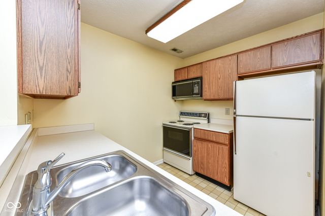 7238 Harbour Isle, Indianapolis, IN 46240