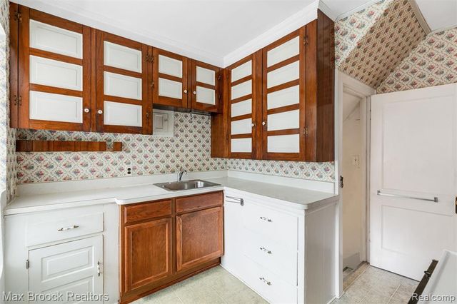 37 Hanover Road, Pleasant Ridge, MI 48069