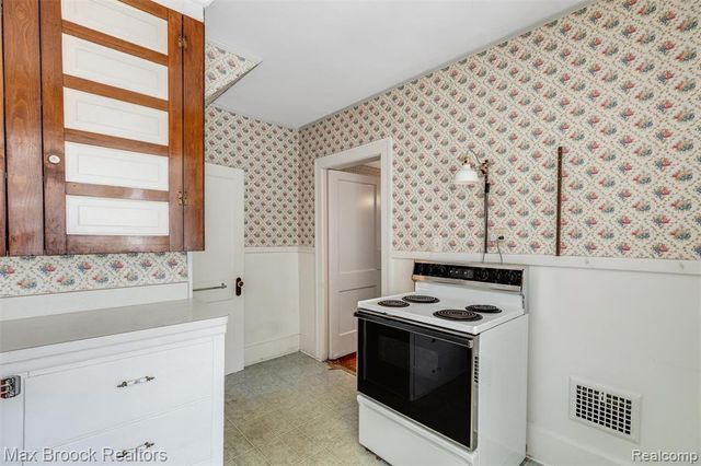37 Hanover Road, Pleasant Ridge, MI 48069