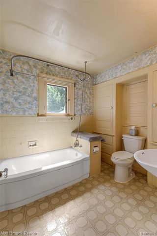 37 Hanover Road, Pleasant Ridge, MI 48069