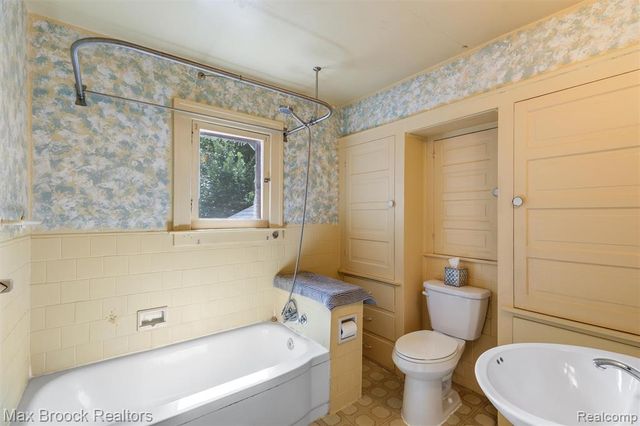37 Hanover Road, Pleasant Ridge, MI 48069