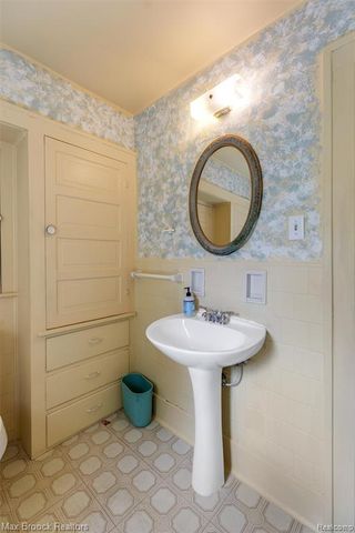37 Hanover Road, Pleasant Ridge, MI 48069