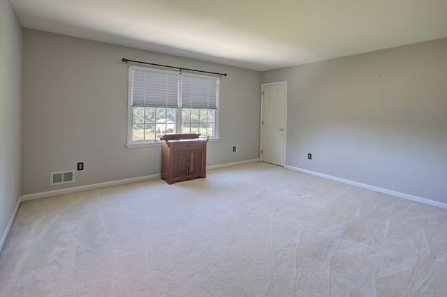 22 Red School House Rd, Clinton Twp., NJ 08833