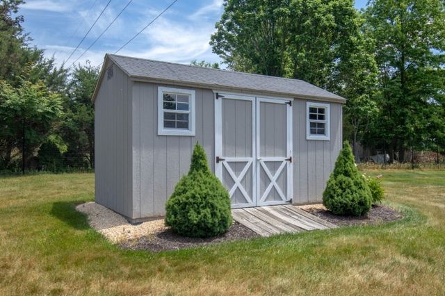 22 Red School House Rd, Clinton Twp., NJ 08833