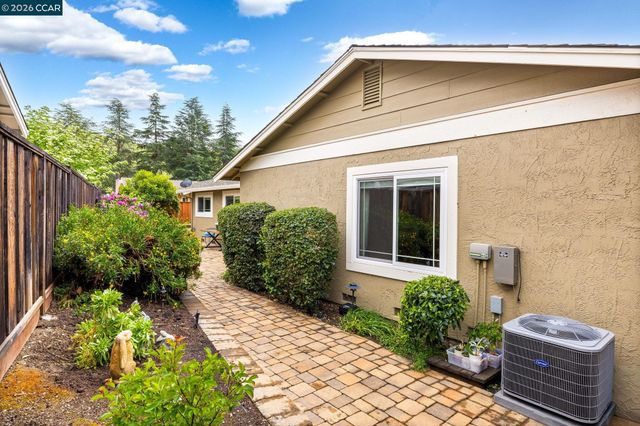 2095 Robb Rd, Walnut Creek, CA 94596