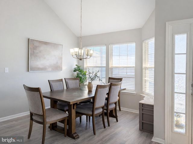 11 DRYDEN DR, Burlington, NJ 08016