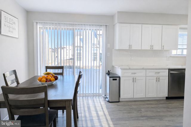 11 DRYDEN DR, Burlington, NJ 08016