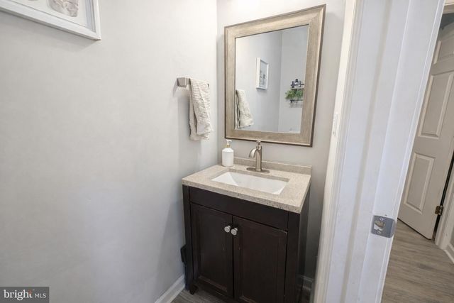 11 DRYDEN DR, Burlington, NJ 08016