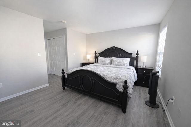 11 DRYDEN DR, Burlington, NJ 08016