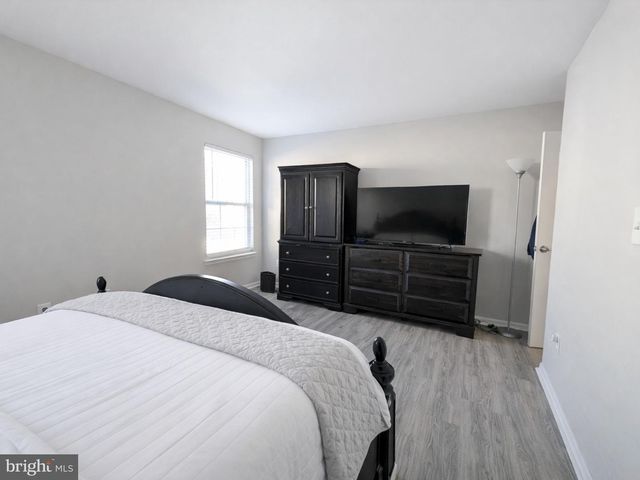 11 DRYDEN DR, Burlington, NJ 08016