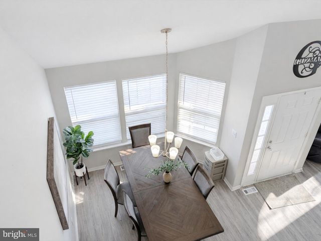 11 DRYDEN DR, Burlington, NJ 08016