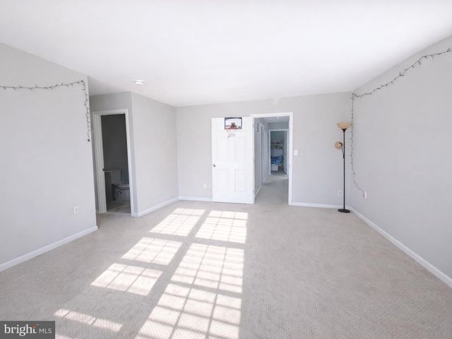 11 DRYDEN DR, Burlington, NJ 08016