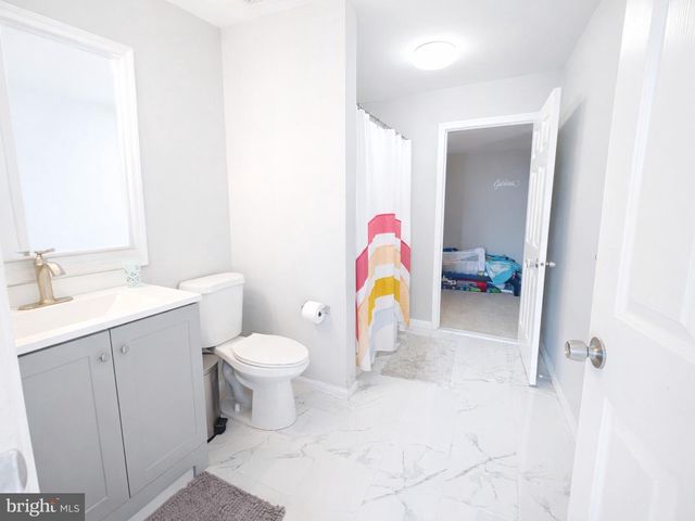 11 DRYDEN DR, Burlington, NJ 08016