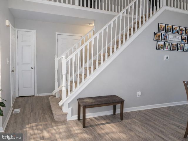 11 DRYDEN DR, Burlington, NJ 08016