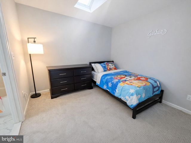 11 DRYDEN DR, Burlington, NJ 08016