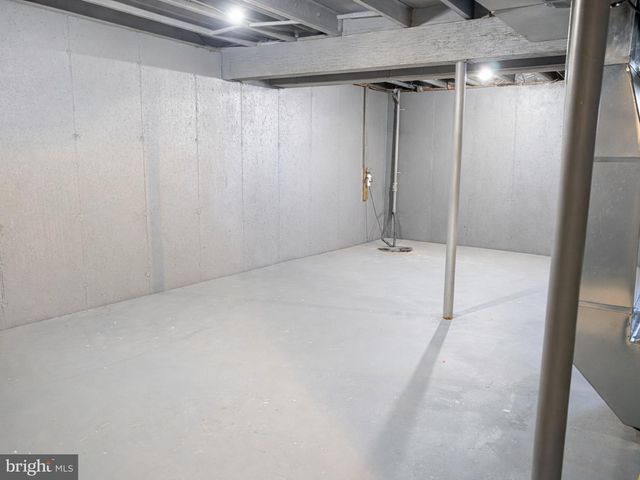 11 DRYDEN DR, Burlington, NJ 08016