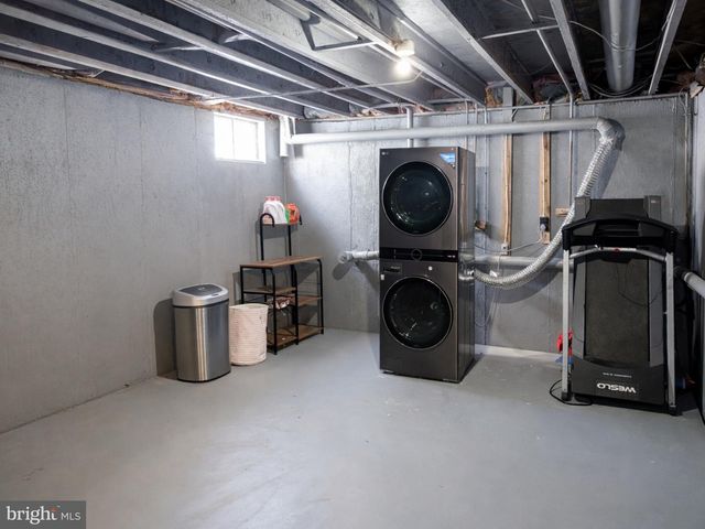 11 DRYDEN DR, Burlington, NJ 08016