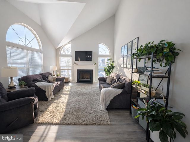 11 DRYDEN DR, Burlington, NJ 08016